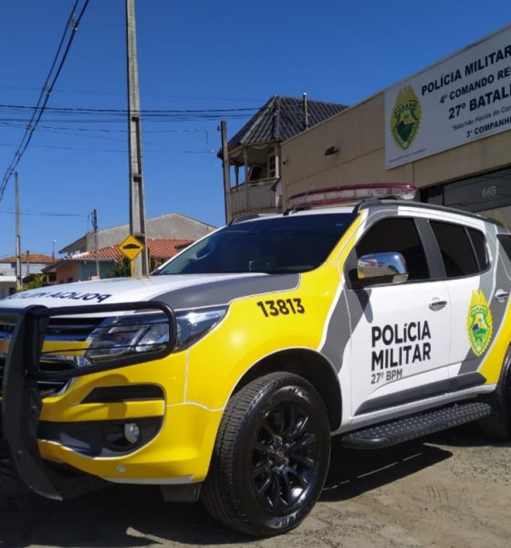 corridas de carros esportivos na estrada de asfalto com cerca azul e sinal  de tráfego de